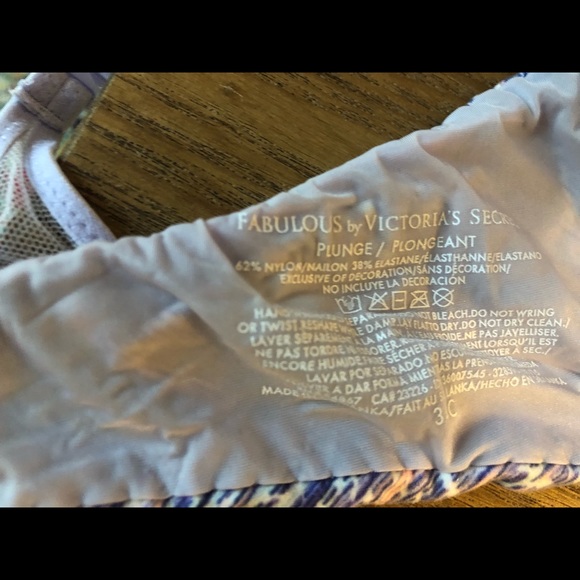 Brand New VS Bra with plunges. - Picture 2 of 2